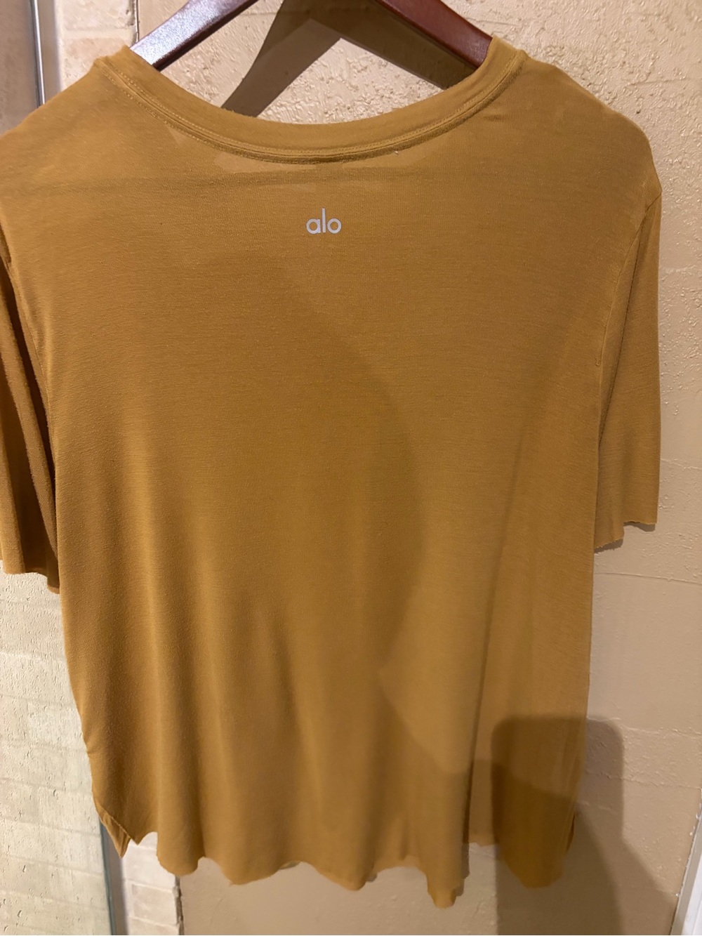alo yoga tshirt